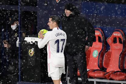 Lucas Vázquez y Zidane, en el partido contra Osasuna.