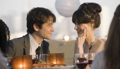Joseph Gordon Levitt poniendo en práctica sus trucos de belleza con Zooey Deschanel en '(500) días juntos', de 2009.