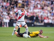 Harold Moukoudi y el 'Pacha' Espino luchan por el balón en el partido de ida.