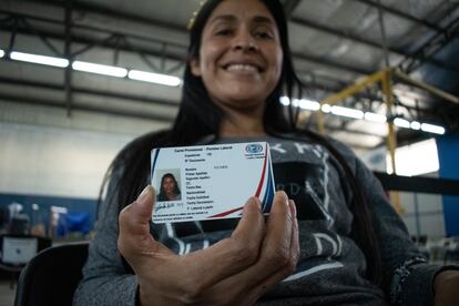 Yolanda Morales, exiliada nicaragüense, muestra su carnet de solicitante de refugio, este febrero en San José, Costa Rica. 