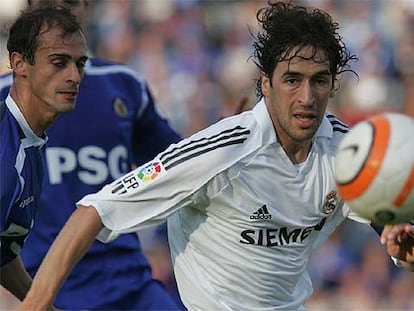 Raúl intenta llevarse la pelota ante Pernía en Getafe.