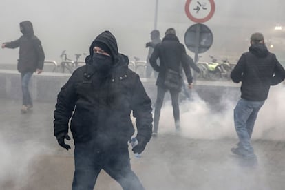 Los manifestantes comenzaron la marcha en el centro de Bruselas con gritos y pancartas contra la inmigración acompañados de petardos y humo.