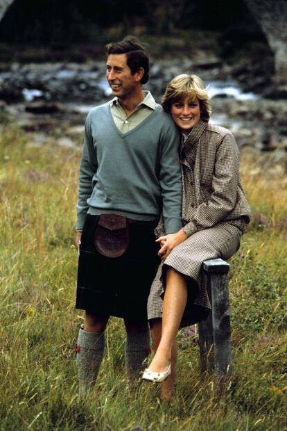 Carlos de Inglaterra y Lady Di posan ante los medios durante su luna de miel en Balmoral, en 1981.