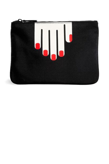 Clutch con manos de Lulu Guinness. Disponible en Asos (120,85 euros).