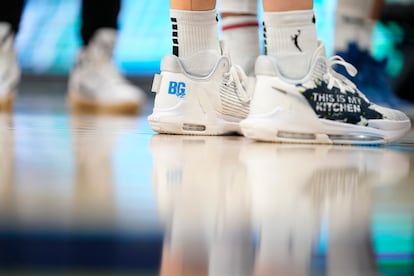 Marina Mabrey, de las Dallas Wings, usa unas zapatillas con las letras BG, en honor de Griner.