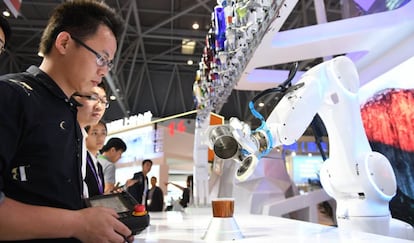 Un robot prepara una bebida en frente de varios espectadores en Chongqing (China), la pasada semana.