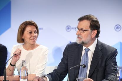 Former PP party secretary general María Dolores de Cospedal and ex-PM Mariano Rajoy in June 2018.