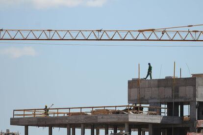 Trabalhadores do setor da construção civil.