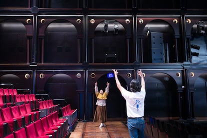 El director Israel Solà i l'actriu Mel Salvatierra en un assaig de l'espectacle 'La brama del cérvol', de La Calòrica