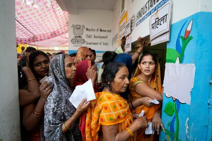 Un grupo de mujeres espera para votar el 1 de junio en la ciudad india de Varanasi.