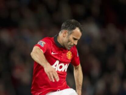 Giggs golpea el balón durante el partido ante el Hull