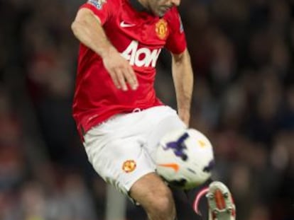 Giggs golpea el balón durante el partido ante el Hull