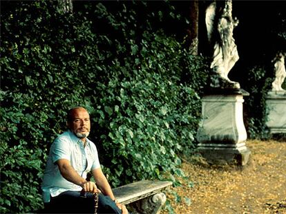 Jaime Gil de Biedma, en los jardines de La Granja, en Segovia, en 1974.
De izquierda a derecha, abajo, Gil de Biedma, A. Costafreda, Barral y Caballero Bonald; arriba, Blas de Otero, J. A. Goytisolo, Á. González y J. Á. Valente, en 1959.