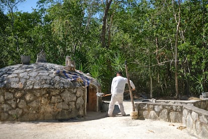 Preparación de la ceremonia del temazcal en la villa de Dos Palmas, en el Estado de Quintana Roo.