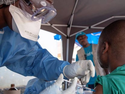 Personal médico vacuna a un ciudadano en Beni (República Democrática del Congo) el pasado viernes.