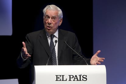 Mario Vargas Llosa durante su discurso en la ceremonia de entrega de los Premios Ortega y Gasset de 2015.