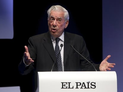 Mario Vargas Llosa durante su discurso en la ceremonia de entrega de los Premios Ortega y Gasset de 2015.