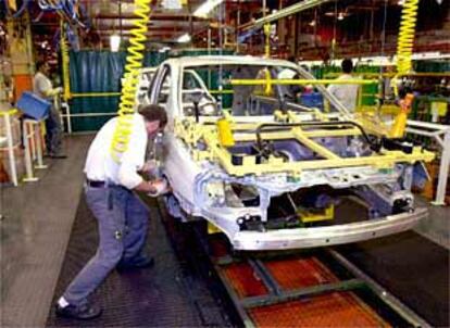 Cadena de montaje de la fábrica de Opel en Figueruelas (Zaragoza).