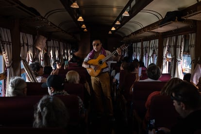 Pasajeros del 'Tren del recuerdo' en uno de los vagones centenarios de primera clase, rumbo a San Antonio.