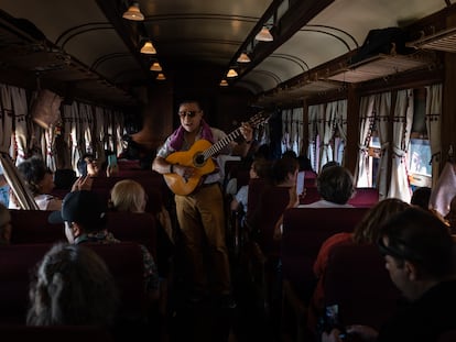 Pasajeros del 'Tren del recuerdo' en uno de los vagones centenarios de primera clase, rumbo a San Antonio.