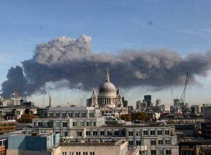 Una espectacular cortina de humo cubre el este de Londres y se deja ver desde distintos puntos de la capital britnica.