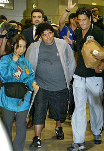 Maradona llega al aeropuerto de Tokio como invitado del Mundial de Japón y Corea.