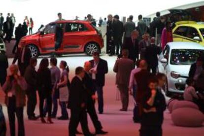 Un grupo de periodistas observa varios modelos del nuevo Renault Twingo en el Salón del Automóvil de Ginebra (Suiza) hoy.