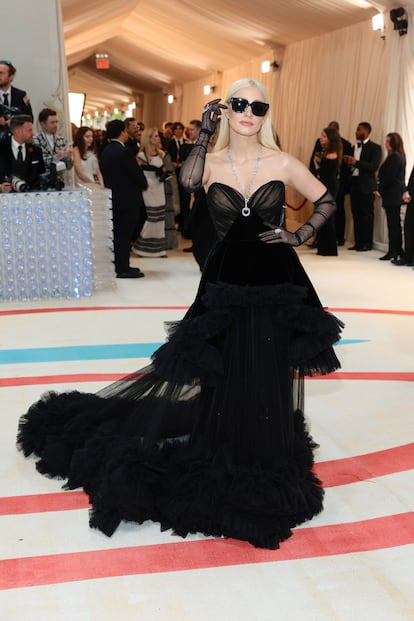 Una irreconocible Jessica Chastain, con gafas de sol y vestido de tul firmado por Gucci.
