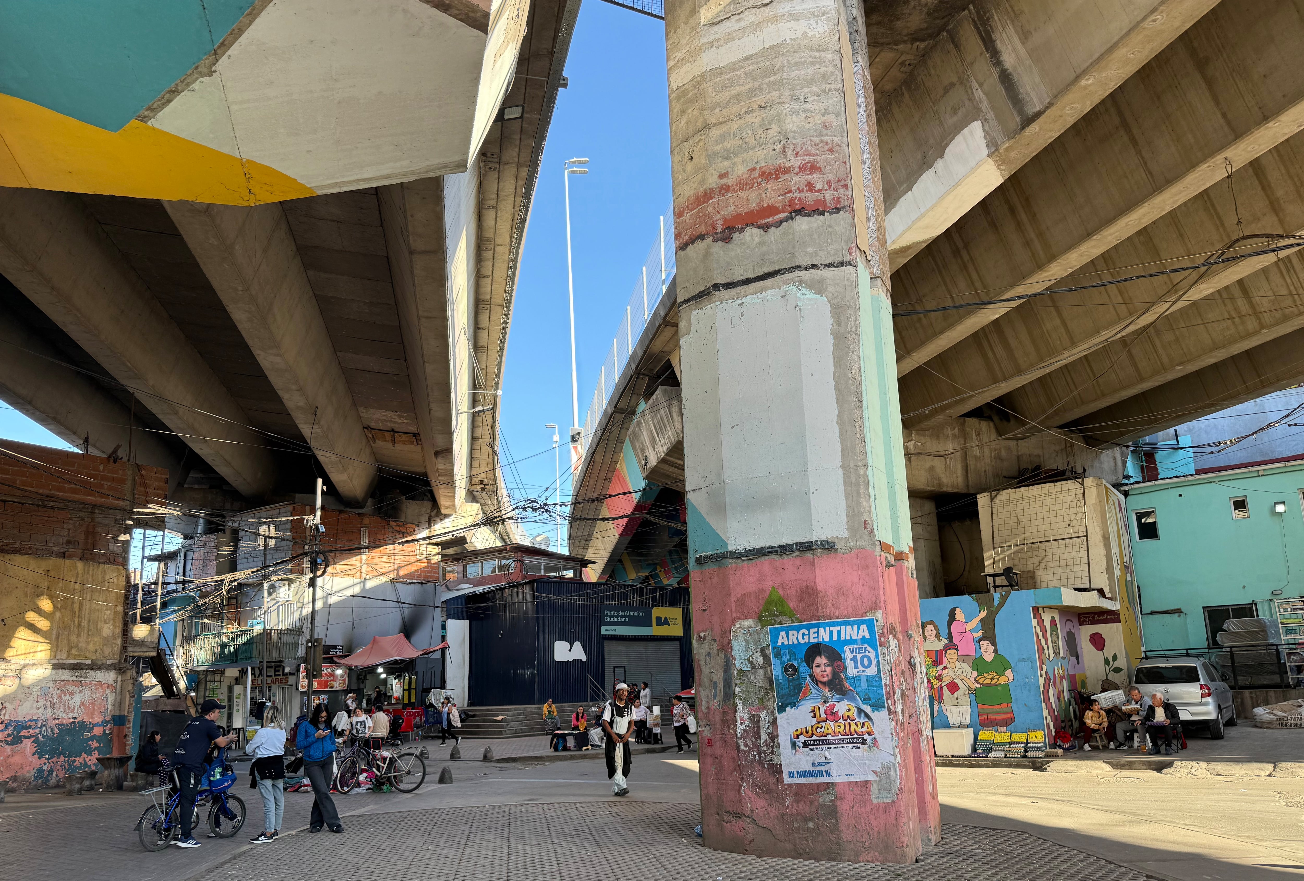 Bajopuente del barrio Padre Carlos Mugica en Buenos Aires.