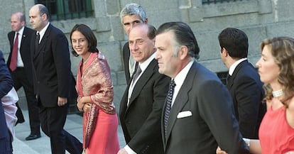 Silvio Berlusconi y Luis B&aacute;rcenas llegan a la boda de la hija de Aznar en El Escorial.