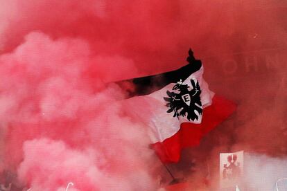 Los aficionados del Frankfurt ondean una bandera durante el partido contra el Girondins.