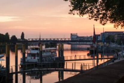 Vistas al atardecer desde terraza del restaurante Louis & Jules, en Bremen (Alemania).