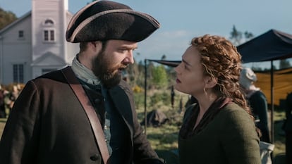 Richard Rankin y Sophie Skelton, como Roger y Brianna en la séptima temporada de 'Outlander'.