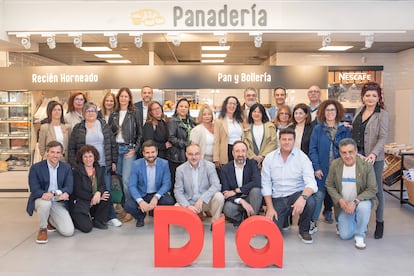 Representantes sindicales y de Dia posan en un supermercado del grupo tras la firma del convenio.