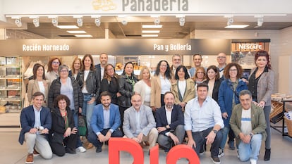 Representantes sindicales y de Dia posan en un supermercado del grupo tras la firma del convenio.