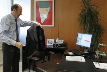 Rubalcaba, en su oficina del PSOE, ante un retrato de Pablo Iglesias realizado por Eduardo Arroyo.