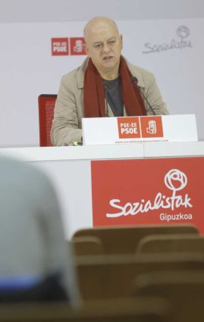 Odón Elorza, diputado socialista, en la comparecencia en la sede del PSE de San Sebastián.