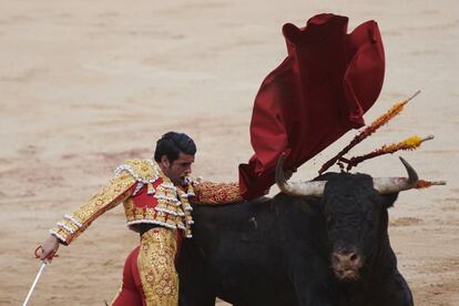 El torero Emilio de Justo da un pase con muleta al segundo en la Feria del Toro en Pamplona.