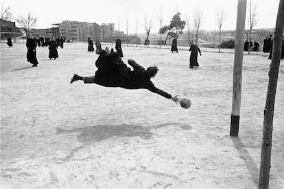 Ramón Masats, nacido en 1931 en Caldes de Montbui (Barcelona), es la memoria de una generación extraordinaria de fotógrafos españoles que, desde Barcelona y Madrid, en los años cincuenta, situaron a la fotografía española en la modernidad. Ha sido distinguido entre otros premios con el Bartolomé Ros a la mejor trayectoria, que concede PHotoEspaña (2001); y el Premio Nacional de Fotografía (2004).