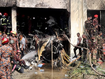 Militares y bomberos, en la escuela Milestone de Dacca, donde este lunes se ha estrellado un avión militar de las Fuerzas Armadas de Bangladés.
