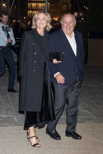 Flora Pérez y Amancio Ortega, los padres de la novia, no podían faltar a la cita.