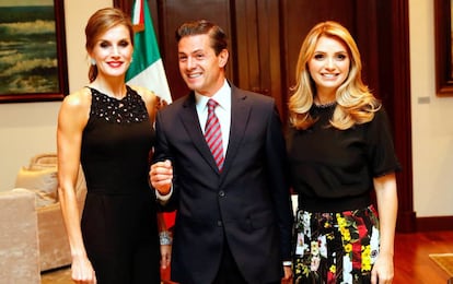 La reina Letizia junto al presidente de México, Enrique Peña Nieto, y su esposa Angélica Rivera, durante el encuentro celebrado en la residencia de Los Pinos de la capital mexicana el pasado lunes.