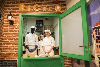 Recreo es una pequeña tienda dentro del centro de estudios donde venden repostería hecha por los alumnos de pastelería.