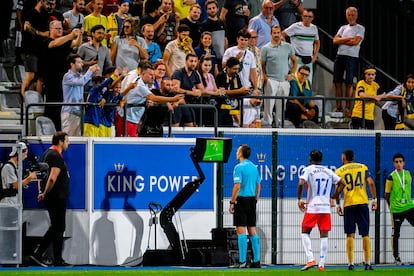 Un árbitro revisa una jugada en el VAR en un partido de la Champions