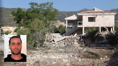 Estado em que ficou a casa na localidade de Alcanar após a explosão de agosto; no destaque, o imã Abdelbaki es Satty.