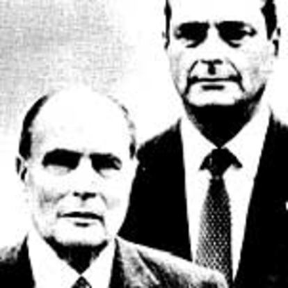 François Miterrand y Jacques Chirac, ayer en París, en una ceremonia para conmemorar el 43º aniversario de la victoria aliada en la II Guerra Mundial