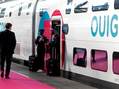 Uno de los trenes de la operadora ferroviaria de bajo coste Ouigo en la estación madrileña Puerta de Atocha.