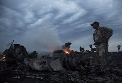 Un grupo de personas inspecciona los restos del avión estrellado en la localidad de Grabovo, en la región de Donetsk, en Ucrania.
