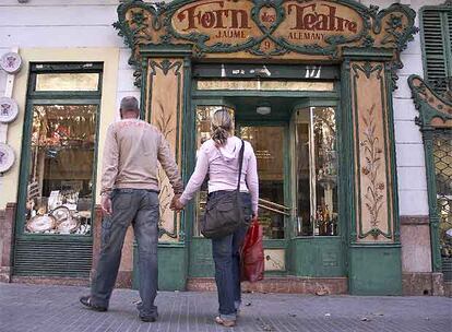 El histórico horno Forn des Teatre lleva más de un siglo preparando sus especialidades, ensaimadas y <i>gatós</i> de almendras.