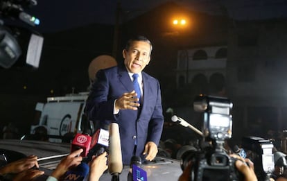 El expresidente peruano Ollanta Humala se dirige a la prensa después de salir de la cárcel.